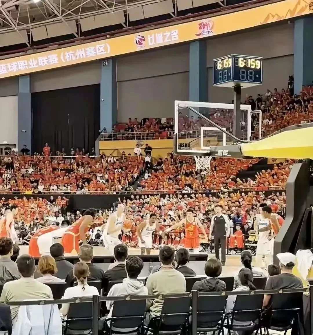 大坂直美重返赛场，比赛规则变更首场状态出色，巴塞罗那观众沸腾！